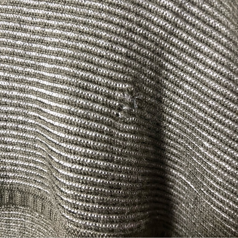 Lululemon Exaltation Reversible Wrap in Dark Olive/Heathered Core Medium Gray OS - Picture 9 of 9